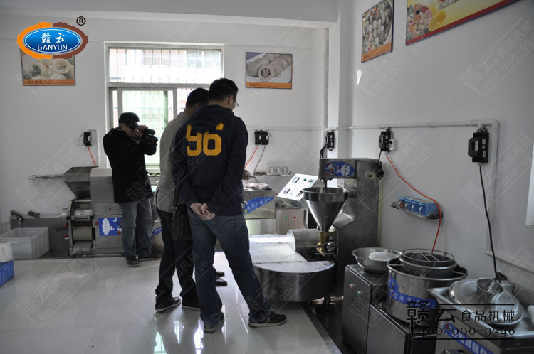肉丸成型機(jī)和自動(dòng)煮丸水槽對魚漿進(jìn)行定型和熟化